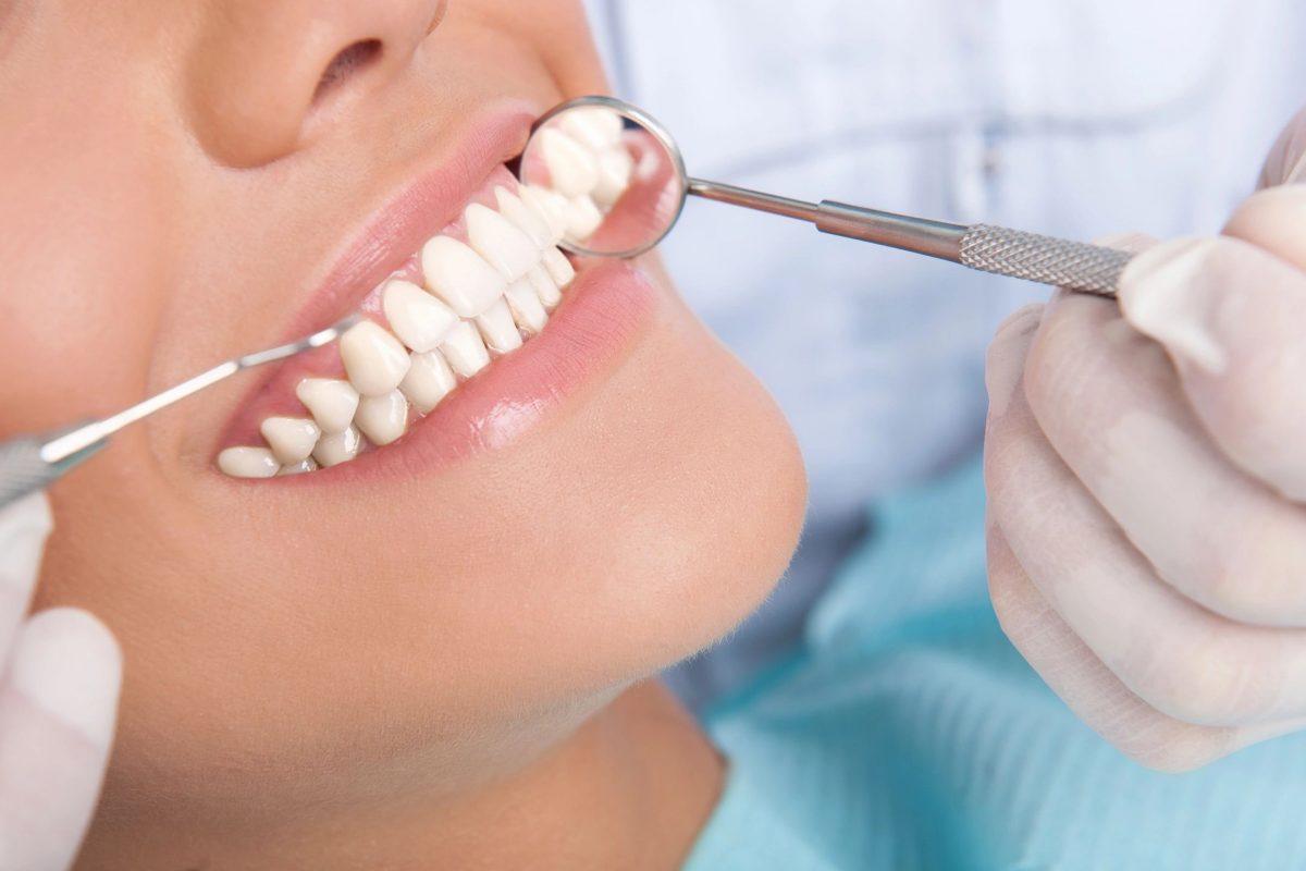 behandlingen og blekingen av tennene